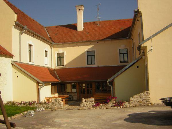 Morava, Znojmo, září 2007 > kola-zamek-sklipek (187)
