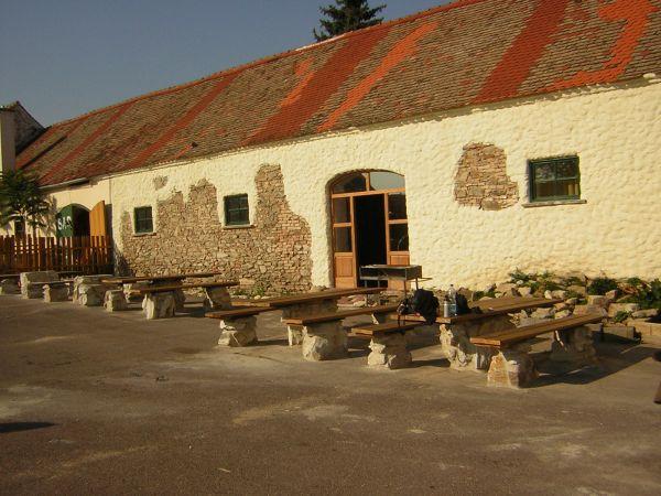 Morava, Znojmo, září 2007 > kola-zamek-sklipek (188)