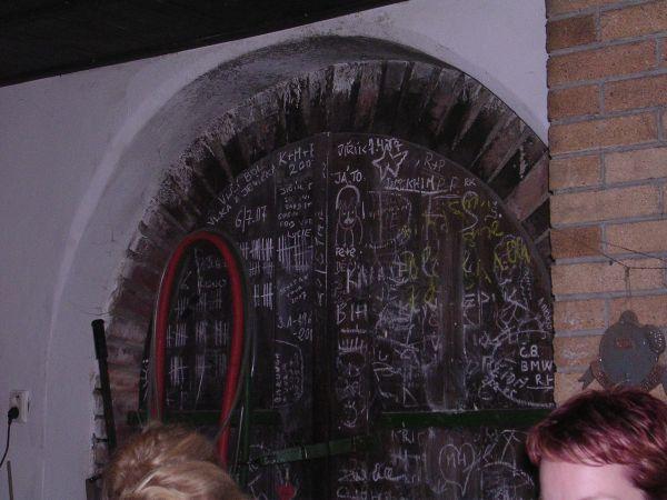 Morava, Znojmo, září 2007 > kola-zamek-sklipek (65)